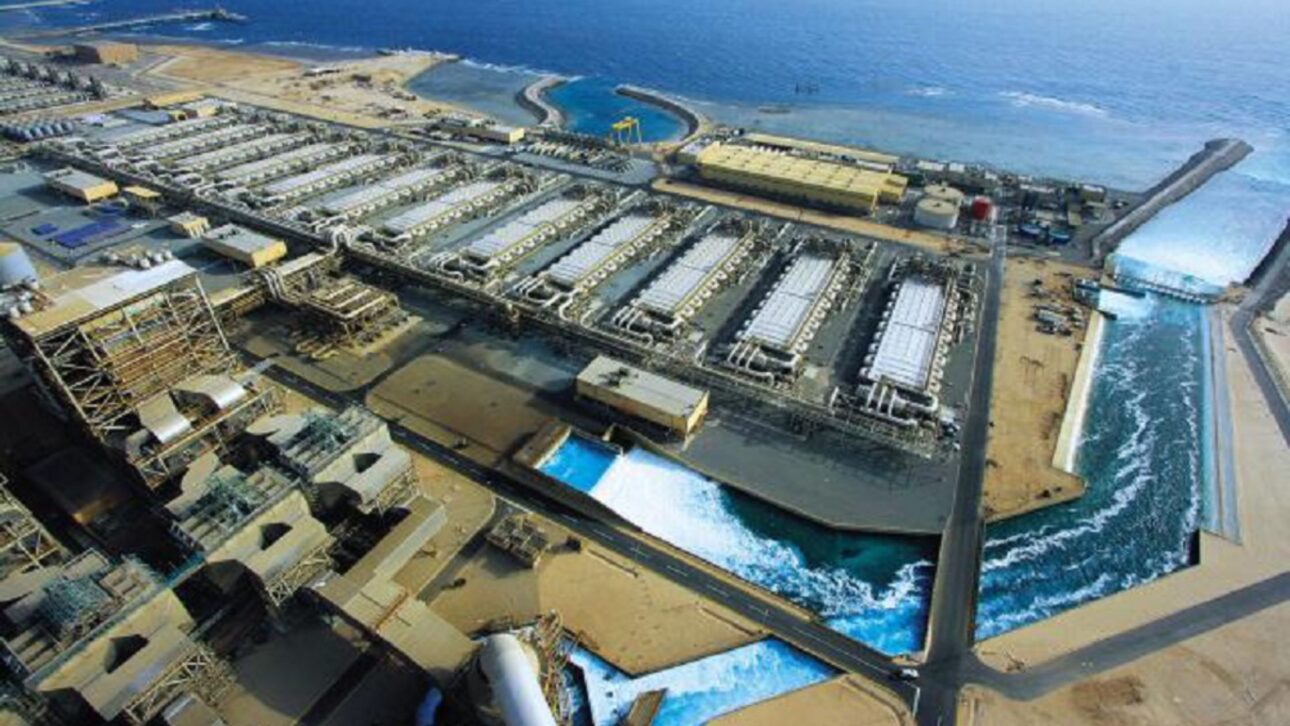 Megacomplejo de ósmosis inversa en Taweelah transforma casi 1 mil millones de litros de agua de mar por día en agua potable en el desierto árido.