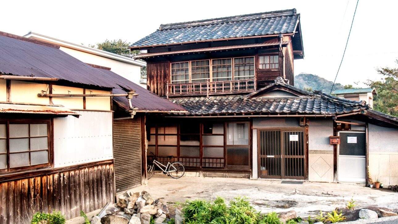 Aproveche la explosión de casas vacías en Japón y vea por qué extranjeros están invirtiendo en akiya, a pesar de los riesgos escondidos, terremotos y burocracia.