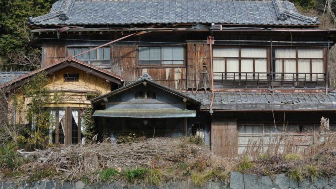 Aproveche la explosión de casas vacías en Japón y vea por qué extranjeros están invirtiendo en akiya, a pesar de los riesgos escondidos, terremotos y burocracia.