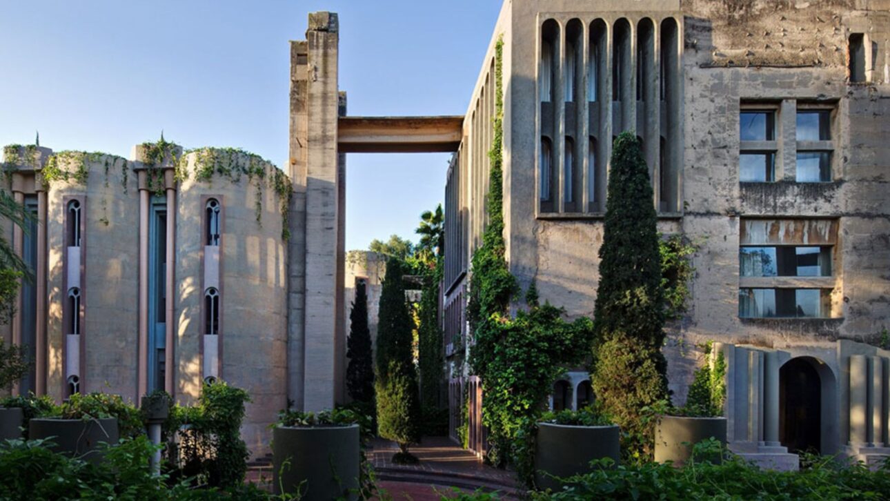 La antigua fábrica de cemento transformada por Ricardo Bofill en Barcelona revela cómo la arquitectura puede reinventar ruinas industriales con creatividad.