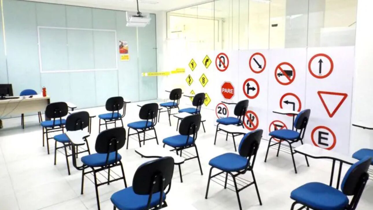 Proyecto crea LNC exclusiva para coches automáticos, con clases y examen específicos, y reglas para conversión a cambio manual.