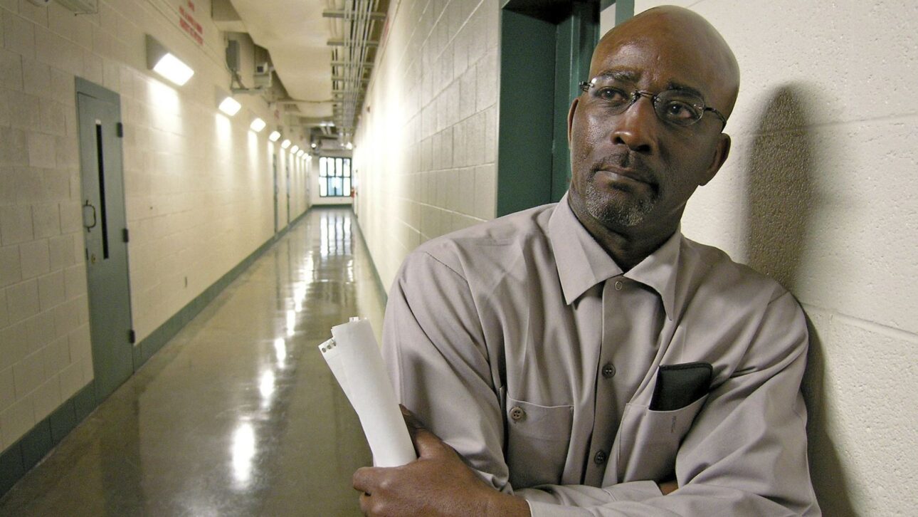 Hombre negro exonerado tras 44 años de prisión cierra acuerdo de US$ 25 millones con ciudad de Concord y recibe pedido formal de disculpas.