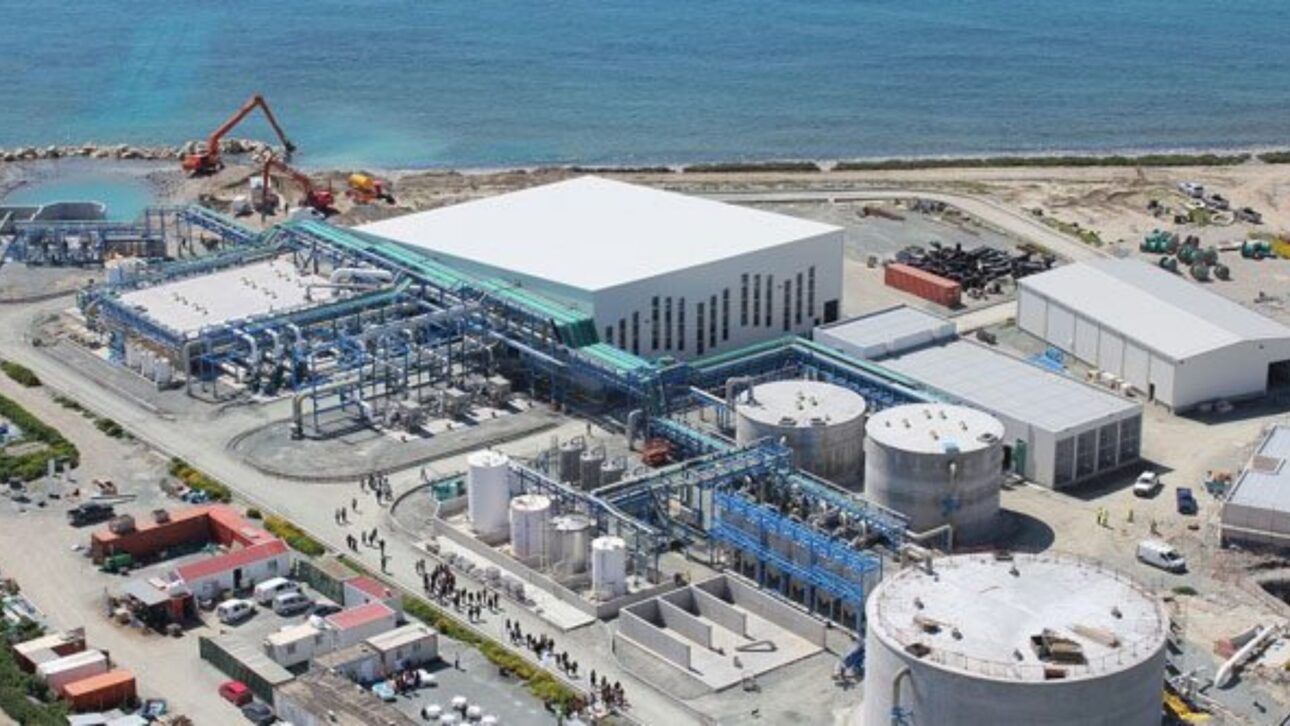 Instalada en Marruecos, la planta de desalinización Agadir–Chtouka produce 275 mil m³/día con energía solar y eólica para abastecimiento urbano e irrigación agrícola.