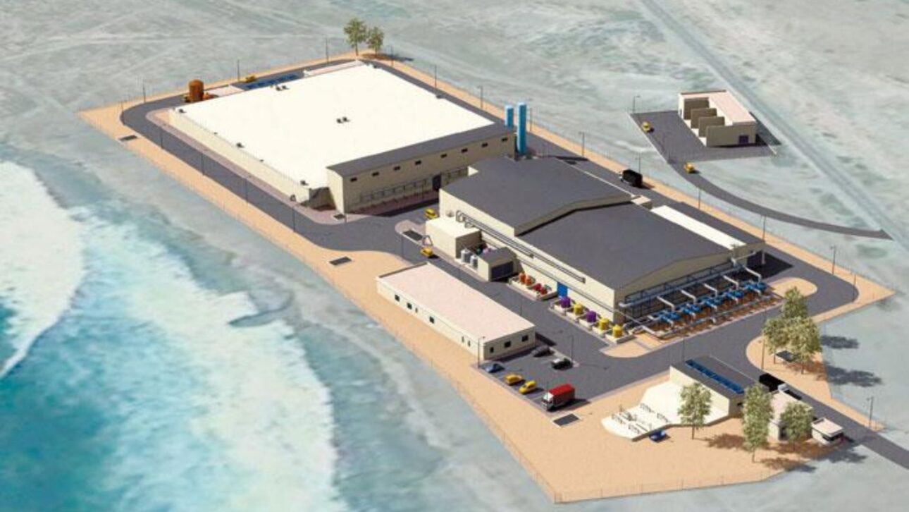 Instalada en Marruecos, la planta de desalinización Agadir–Chtouka produce 275 mil m³/día con energía solar y eólica para abastecimiento urbano e irrigación agrícola.