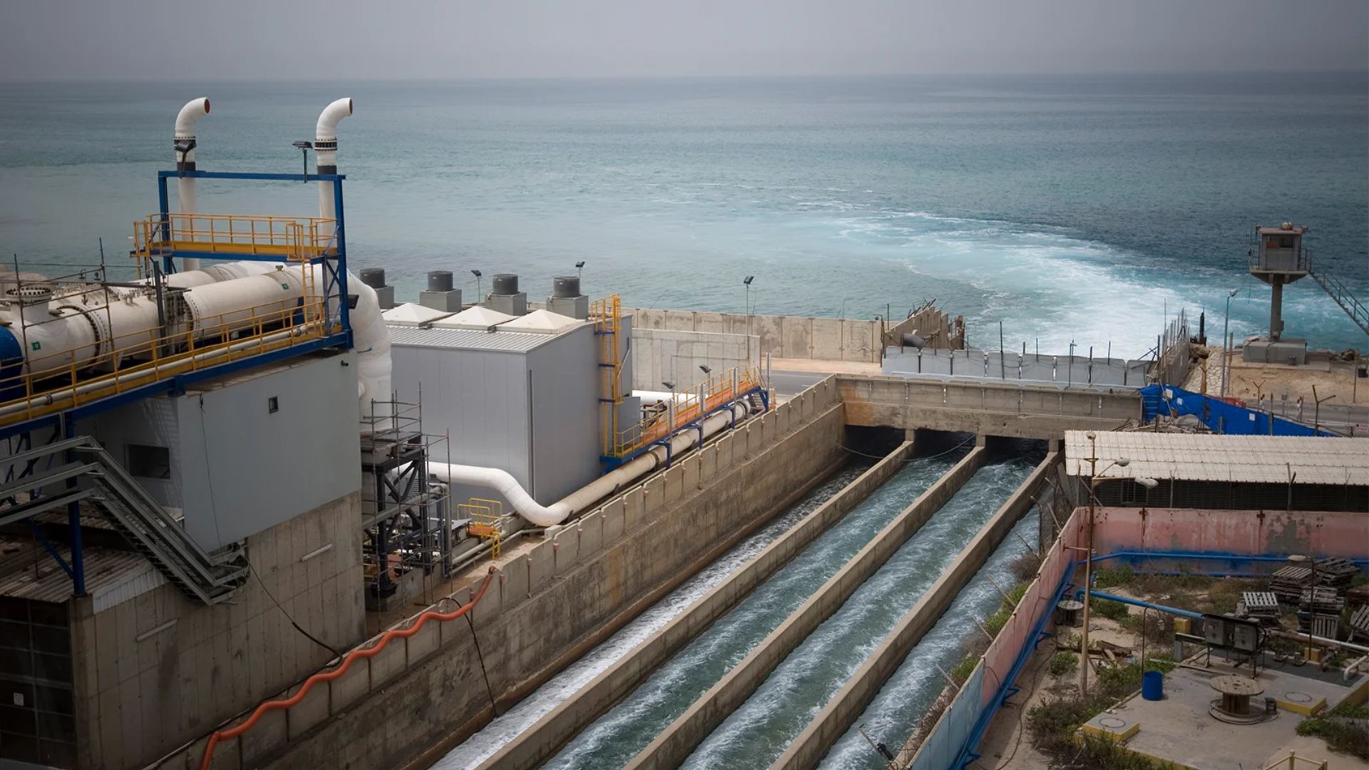 Instalada em Marrocos, a usina de dessalinização Agadir–Chtouka produz 275 mil m³/dia com energia solar e eólica para abastecimento urbano e irrigação agrícola.