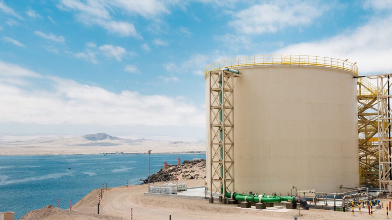 Instalada en Marruecos, la planta de desalinización Agadir–Chtouka produce 275 mil m³/día con energía solar y eólica para abastecimiento urbano e irrigación agrícola.