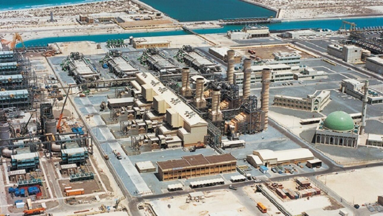 Instalación aérea de la planta de desalinización Al Taweelah en Abu Dabi mostrando infraestructura industrial costera. (Imagen: IDOM)
