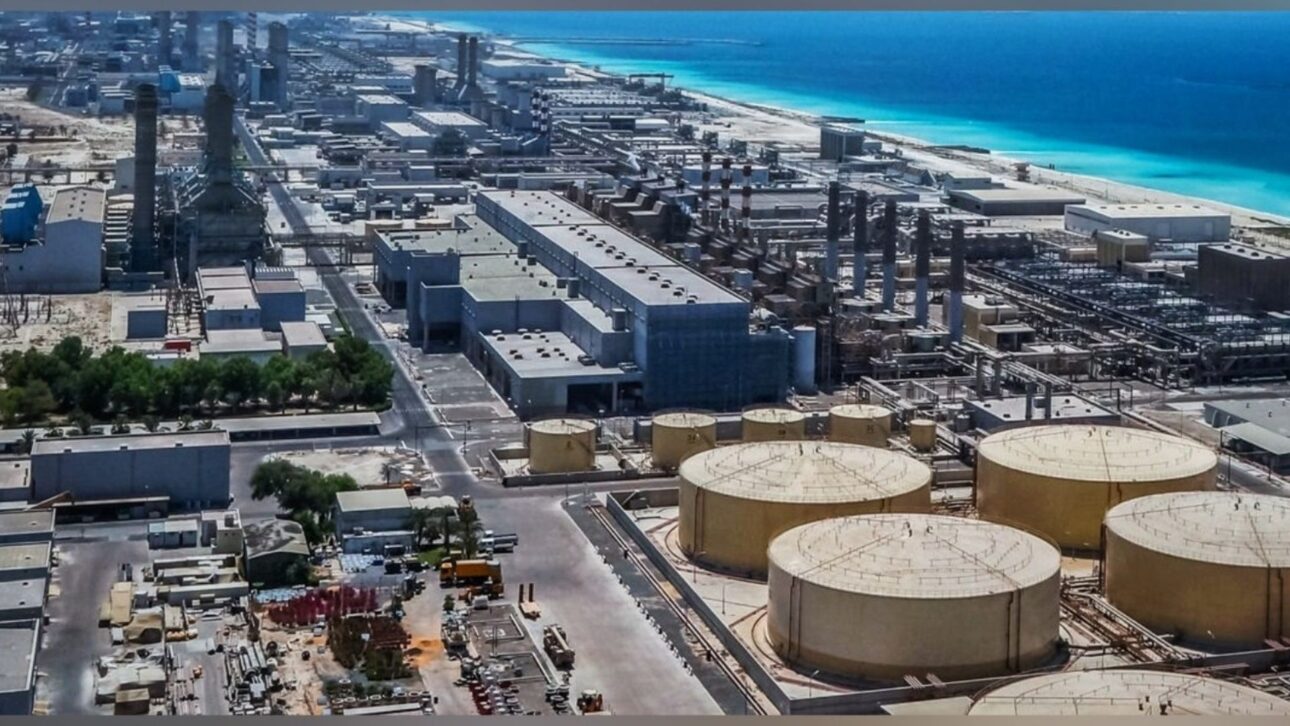 Captación sumergida de agua del Golfo Pérsico para alimentación de la unidad de ósmosis inversa de la planta Al Taweelah, Emiratos Árabes. (Imagen: utilities-me.com)