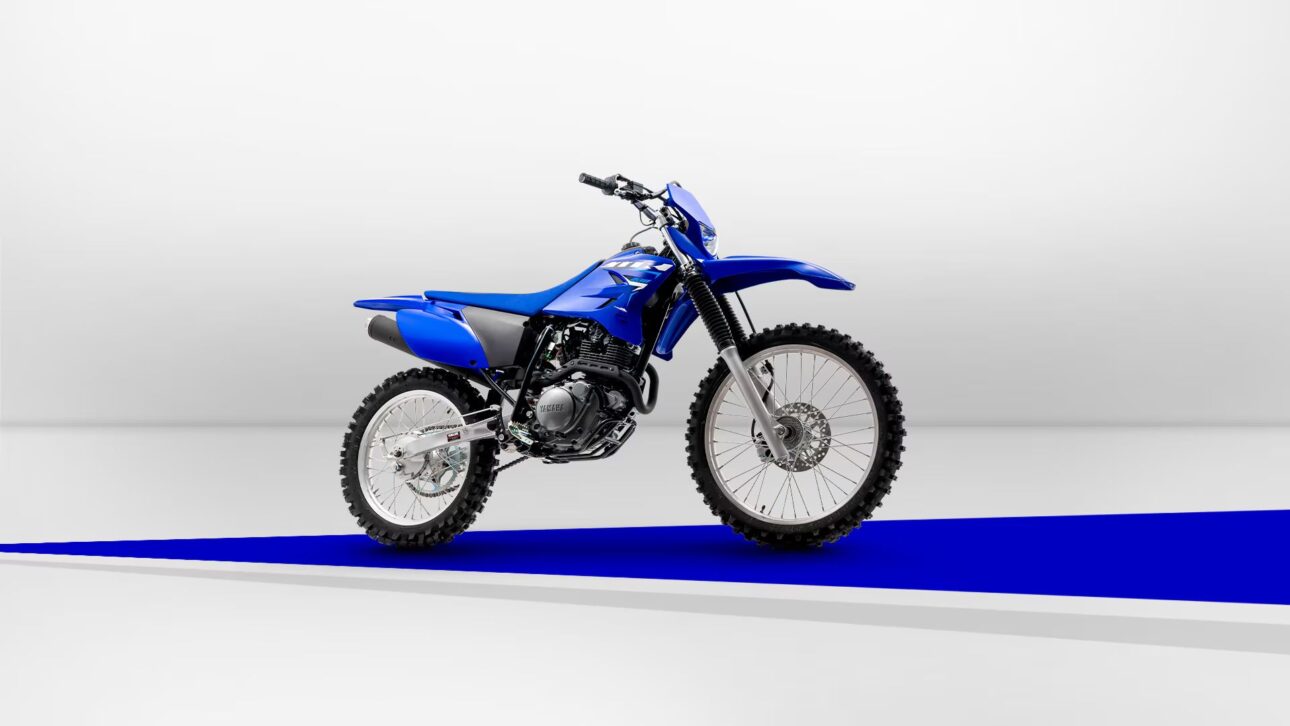 Conozca la Yamaha TT-R 230 con motor 223 cm³, peso de 115 kg, tanque de 8 litros y precio por debajo de R$ 20 mil.