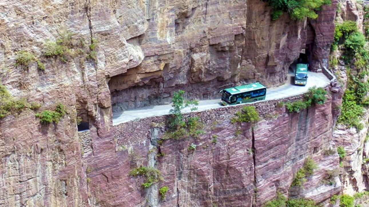 Carretera excavada a mano en las montañas Taihang transforma pueblo aislado, desafía a conductores y atrae turistas con curvas estrechas y vistas profundas.