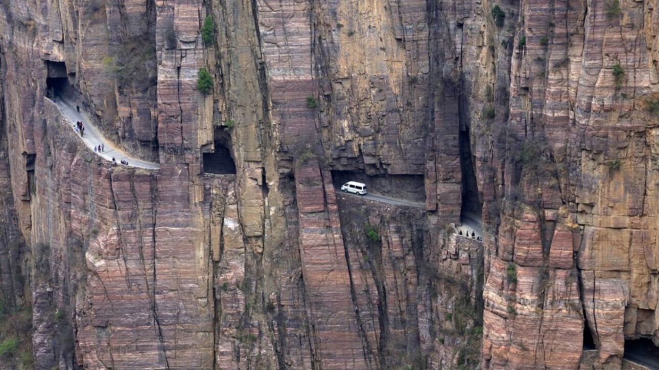 Carretera excavada a mano en las montañas Taihang transforma pueblo aislado, desafía a conductores y atrae turistas con curvas estrechas y vistas profundas.