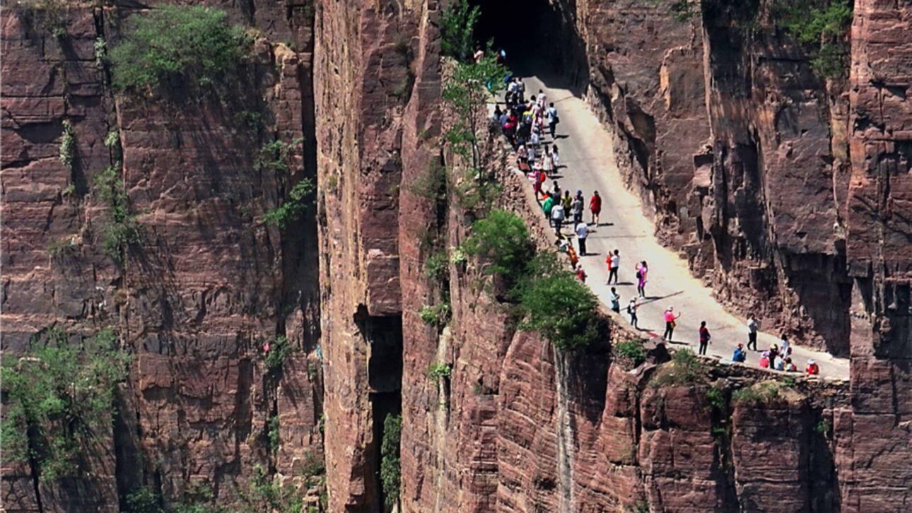 Carretera excavada a mano en las montañas Taihang transforma pueblo aislado, desafía a conductores y atrae turistas con curvas estrechas y vistas profundas.