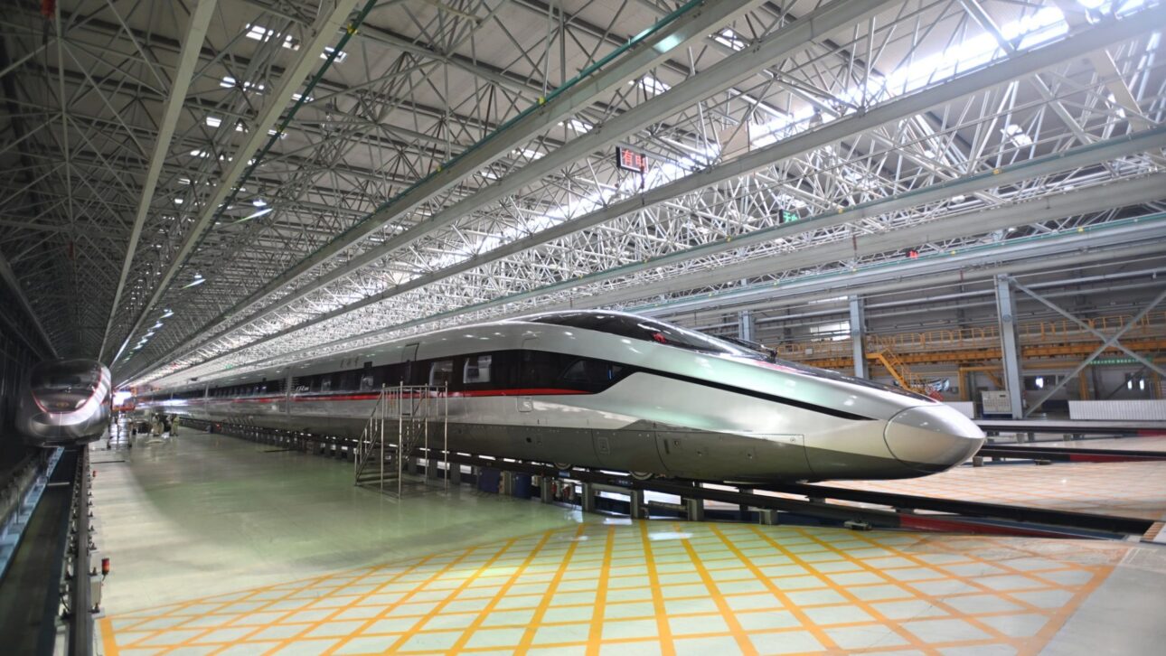 CRRC invierte R$ 50 millones en Araraquara para producir trenes de la Flota R, generar empleos y fortalecer la industria ferroviaria paulista.