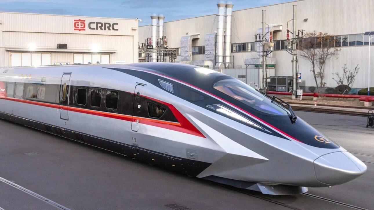 CRRC invierte R$ 50 millones en Araraquara para producir trenes de la Flota R, generar empleos y fortalecer la industria ferroviaria paulista.