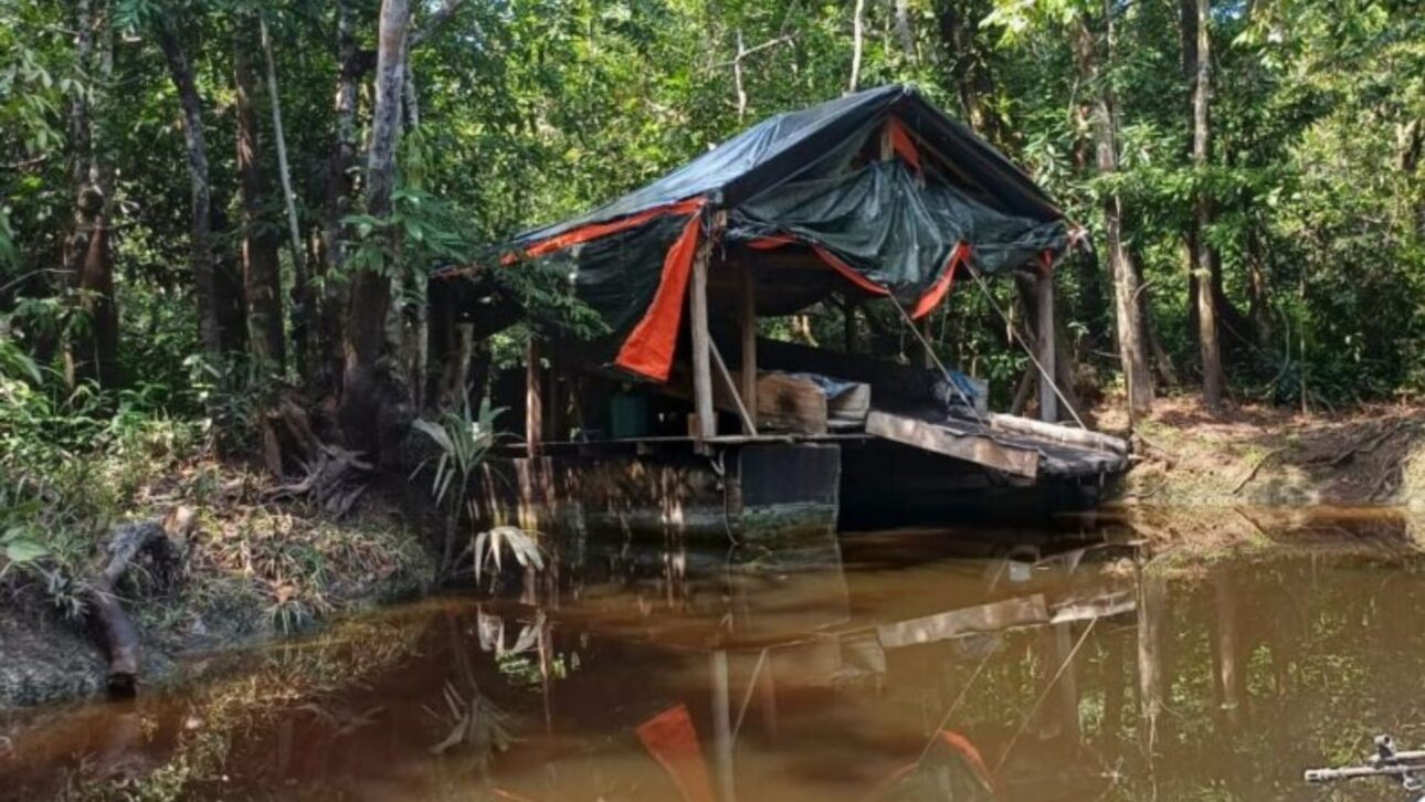 Minería ilegal en el río Nanay atrae jóvenes con ingresos rápidos, disemina mercurio tóxico y amenaza comunidades indígenas de la Amazonía peruana.