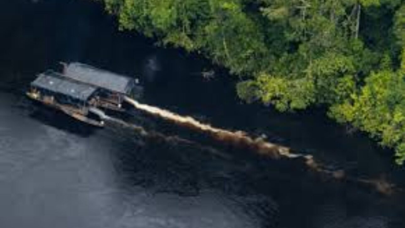 Minería ilegal en el río Nanay atrae jóvenes con ingresos rápidos, disemina mercurio tóxico y amenaza comunidades indígenas de la Amazonía peruana.