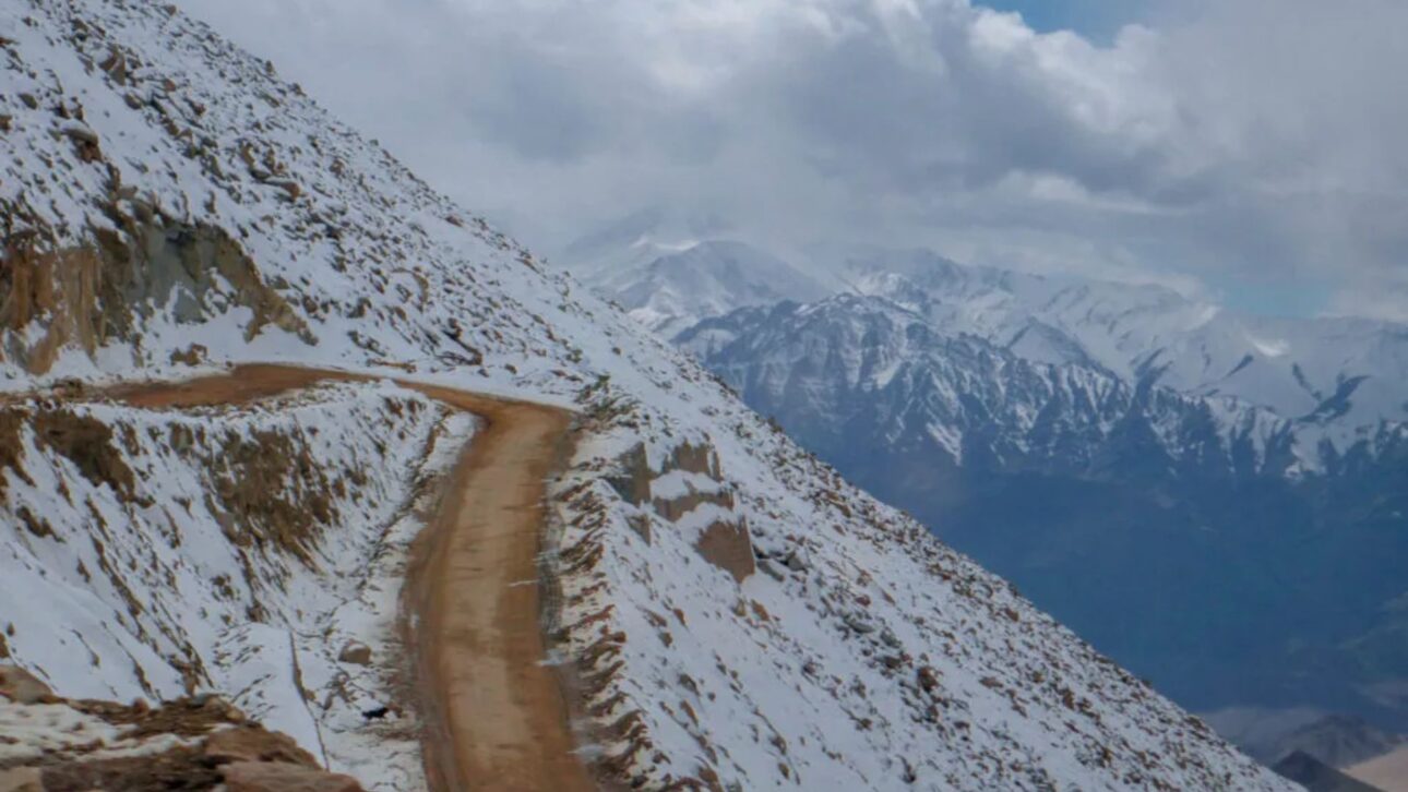 Carretera de Khardung La, en Ladakh, une función militar, acceso vital y turismo extremo a más de 5.300 m en uno de los tramos más altos del Himalaya.