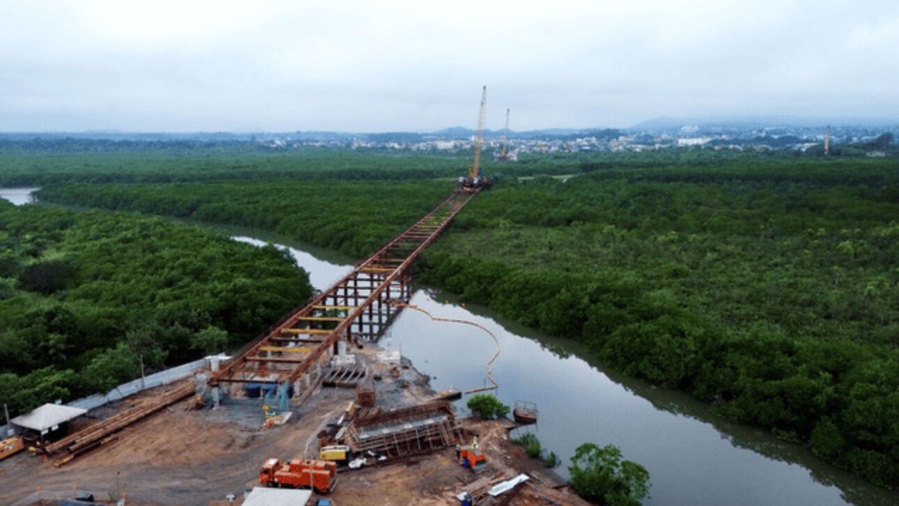 El Puente Joinville avanza sobre el Río Cachoeira y debe reducir la travesía a 10 minutos, cambiando el tráfico y la logística de la ciudad.