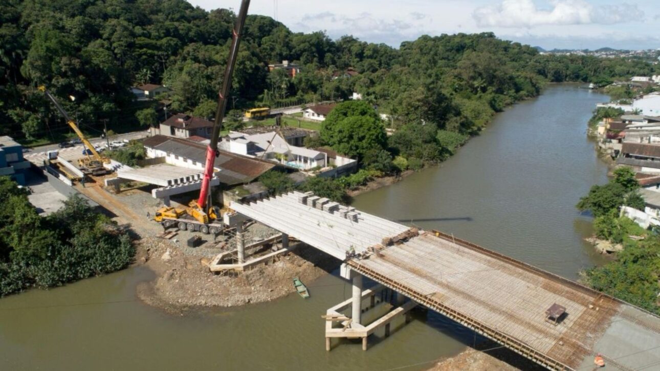 El Puente Joinville avanza sobre el Río Cachoeira y debe reducir la travesía a 10 minutos, cambiando el tráfico y la logística de la ciudad.