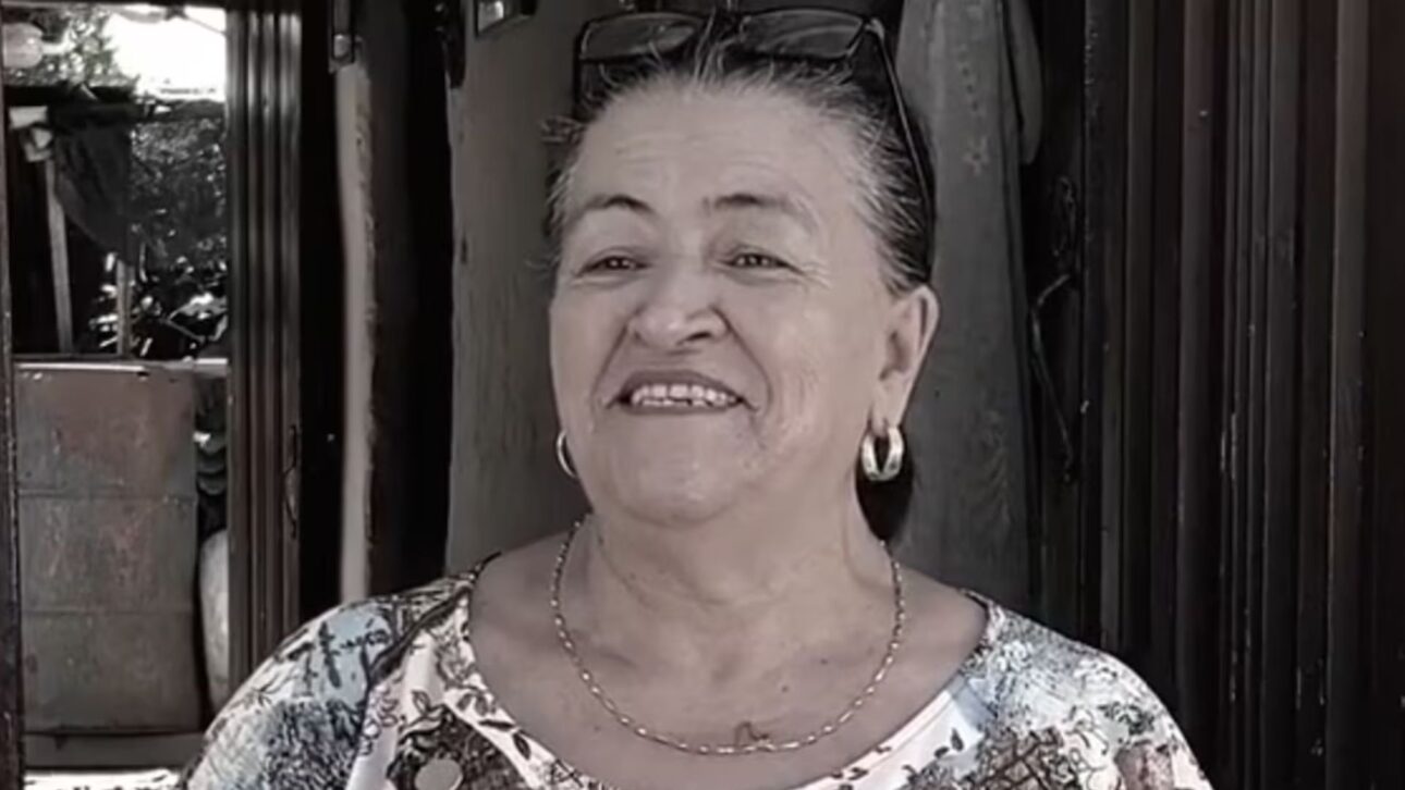 Anciana colombiana transforma la observación de la vecindad en negocio rentable, comercializando “chismes” y adquiriendo inmuebles con los ingresos generados.