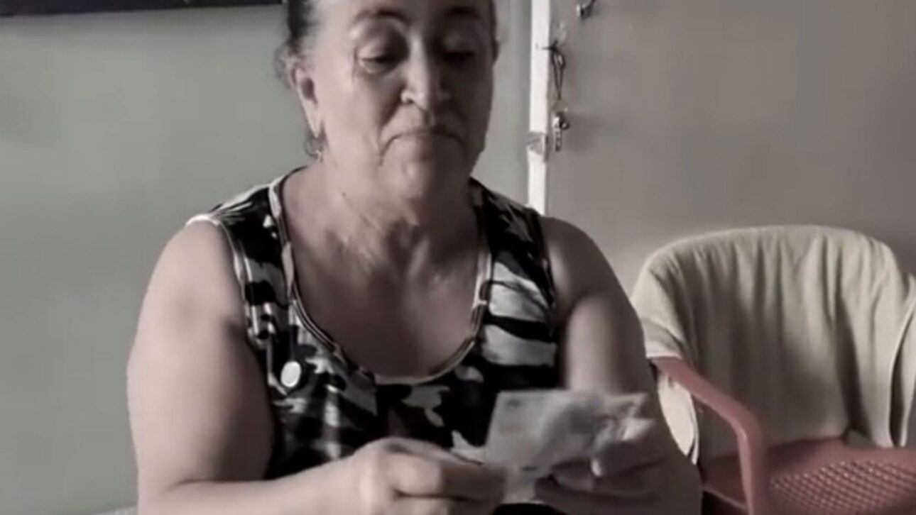 Anciana colombiana transforma la observación de la vecindad en negocio rentable, comercializando “chismes” y adquiriendo inmuebles con los ingresos generados.