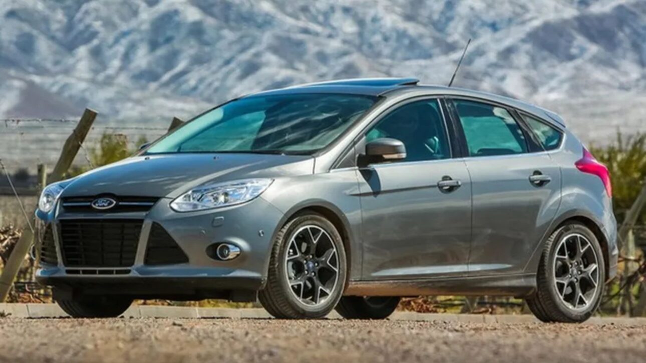 Ford Focus — Hatch mediano con excelente dirigibilidad y desempeño, equilibrando confort y dinámica (Imagen: reproducción)