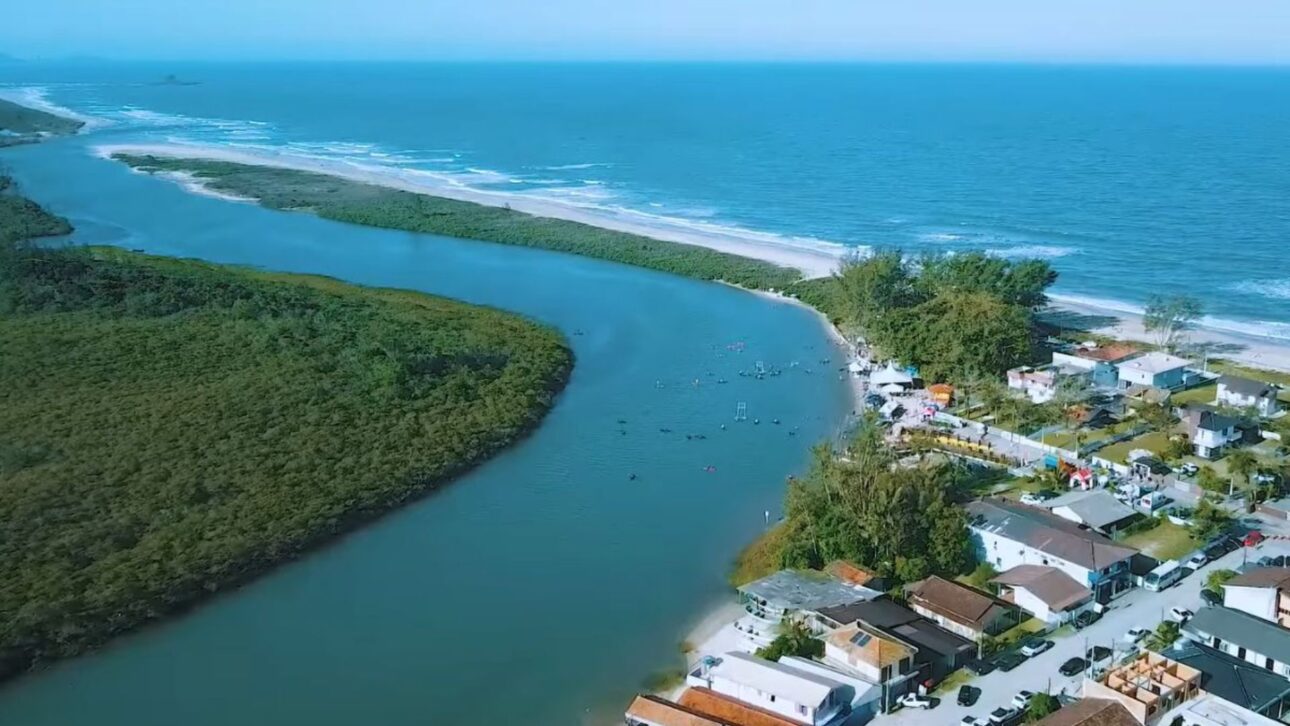 El ensanchamiento de 7,5 km de la playa de Itapoá usa 6 millones de m³ de arena de la dragado de la Babitonga y cambia la orla mientras los puertos amplían su operación.