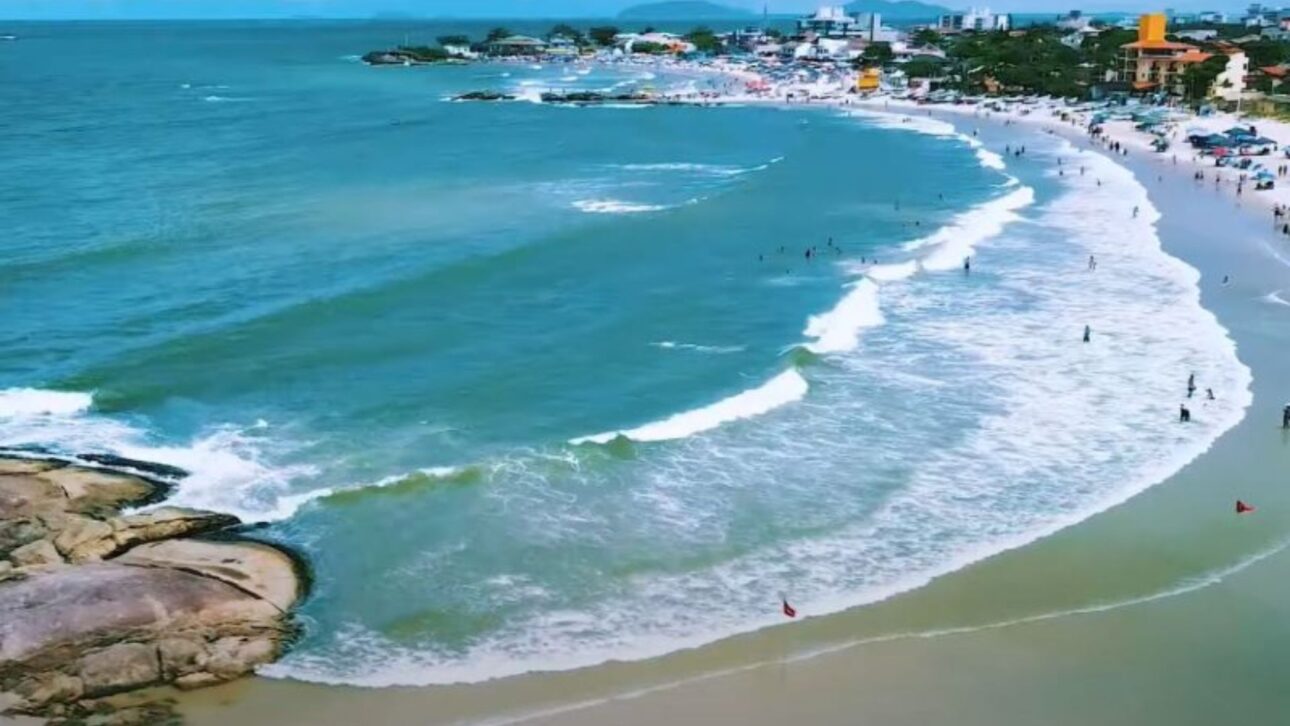 El ensanchamiento de 7,5 km de la playa de Itapoá usa 6 millones de m³ de arena de la dragado de la Babitonga y cambia la orla mientras los puertos amplían su operación.