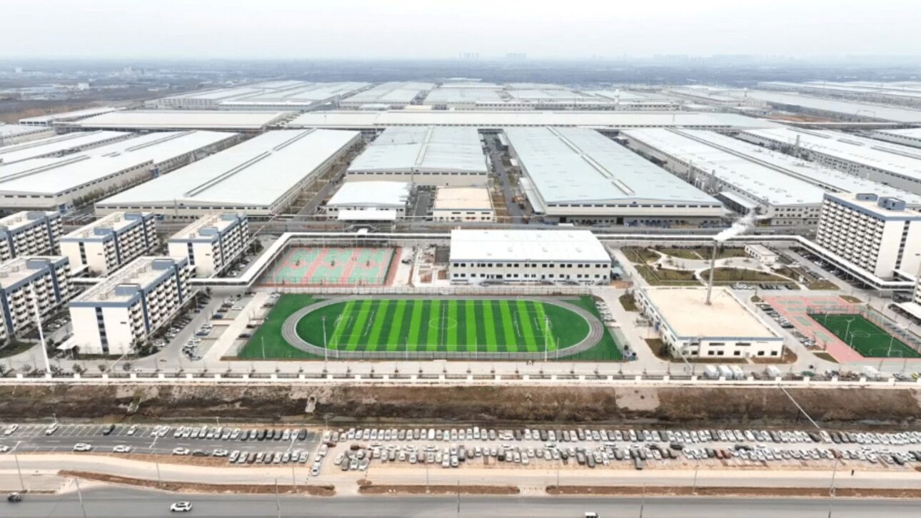 Mega fábrica de BYD reúne alta automación, producción en larga escala y tecnología avanzada, reforzando la expansión de la marca en Brasil.