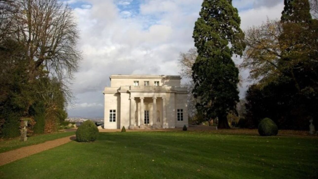 El multimillonario Xavier Niel compra el palacio de 1770 relacionado con Madame du Barry por R$ 242 millones, con vista a la Torre Eiffel y jardines históricos.