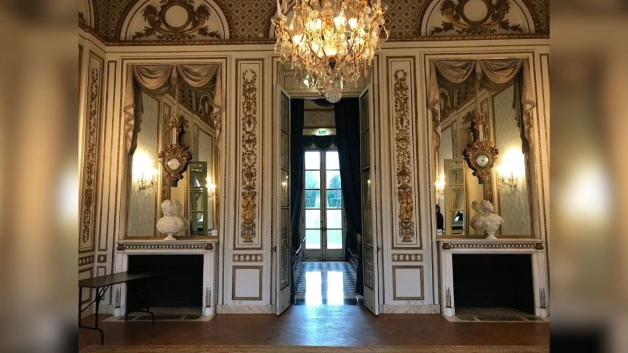 El multimillonario Xavier Niel compra el palacio de 1770 relacionado con Madame du Barry por R$ 242 millones, con vista a la Torre Eiffel y jardines históricos.