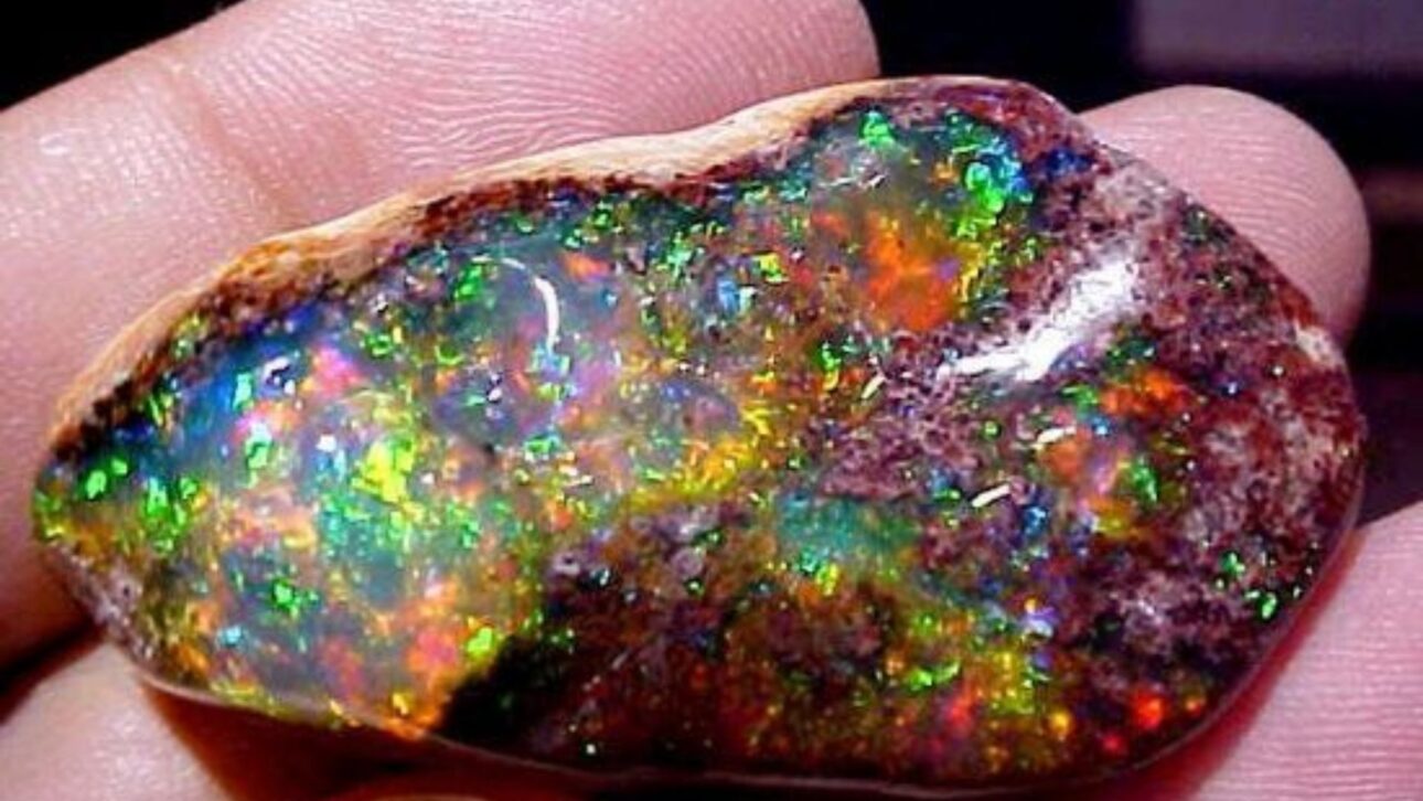 Ópalo noble de Pedro II revela colores raros, impulsa turismo, joyería e investigación científica en Piauí, fortaleciendo la economía local.