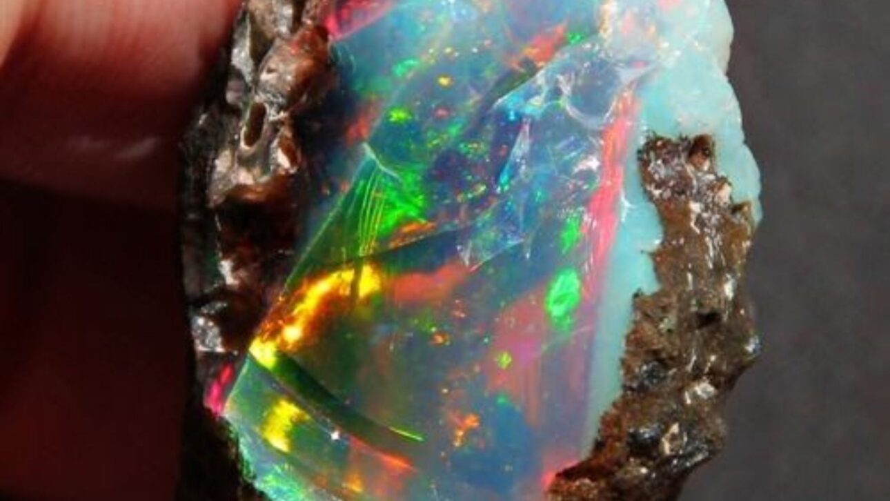 Ópalo noble de Pedro II revela colores raros, impulsa turismo, joyería e investigación científica en Piauí, fortaleciendo la economía local.