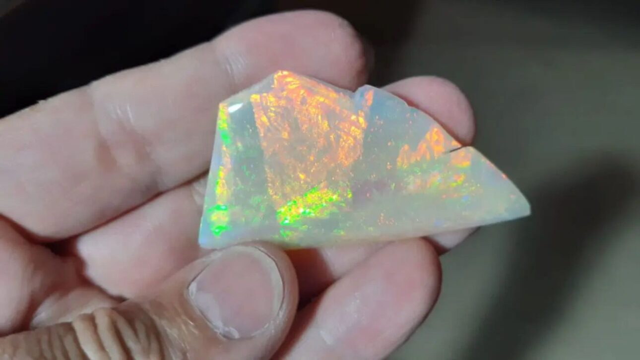 Ópalo noble de Pedro II revela colores raros, impulsa turismo, joyería e investigación científica en Piauí, fortaleciendo la economía local.