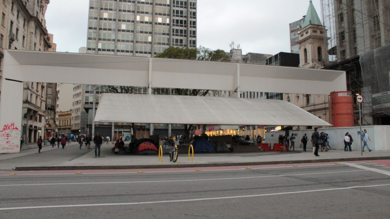 La Plaza del Patriarca en el centro de São Paulo pasa por intervenciones junto a la marquesina del arquitecto Paulo Mendes da Rocha. (Imagen: Sérgio Botêlho)
