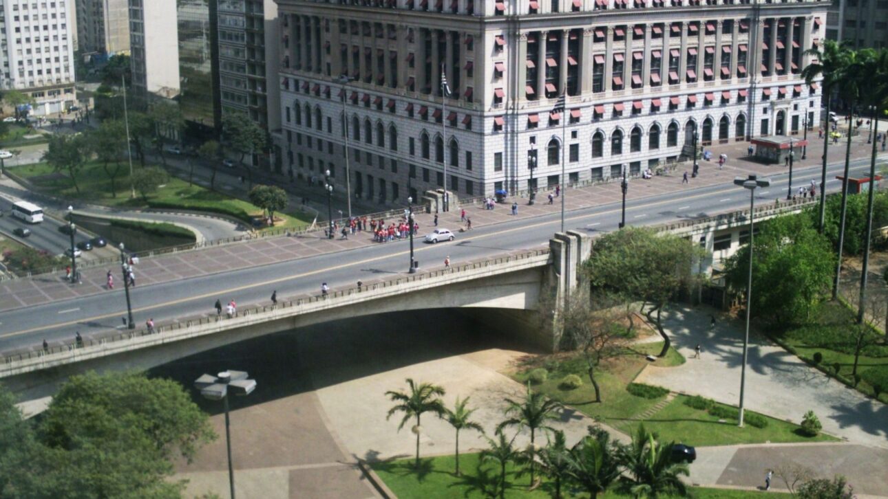 Reforma en el centro histórico de São Paulo incluye el Viaducto del Chá, marcando la revitalización de un ícono urbano. (Imagen: José Cordeiro)