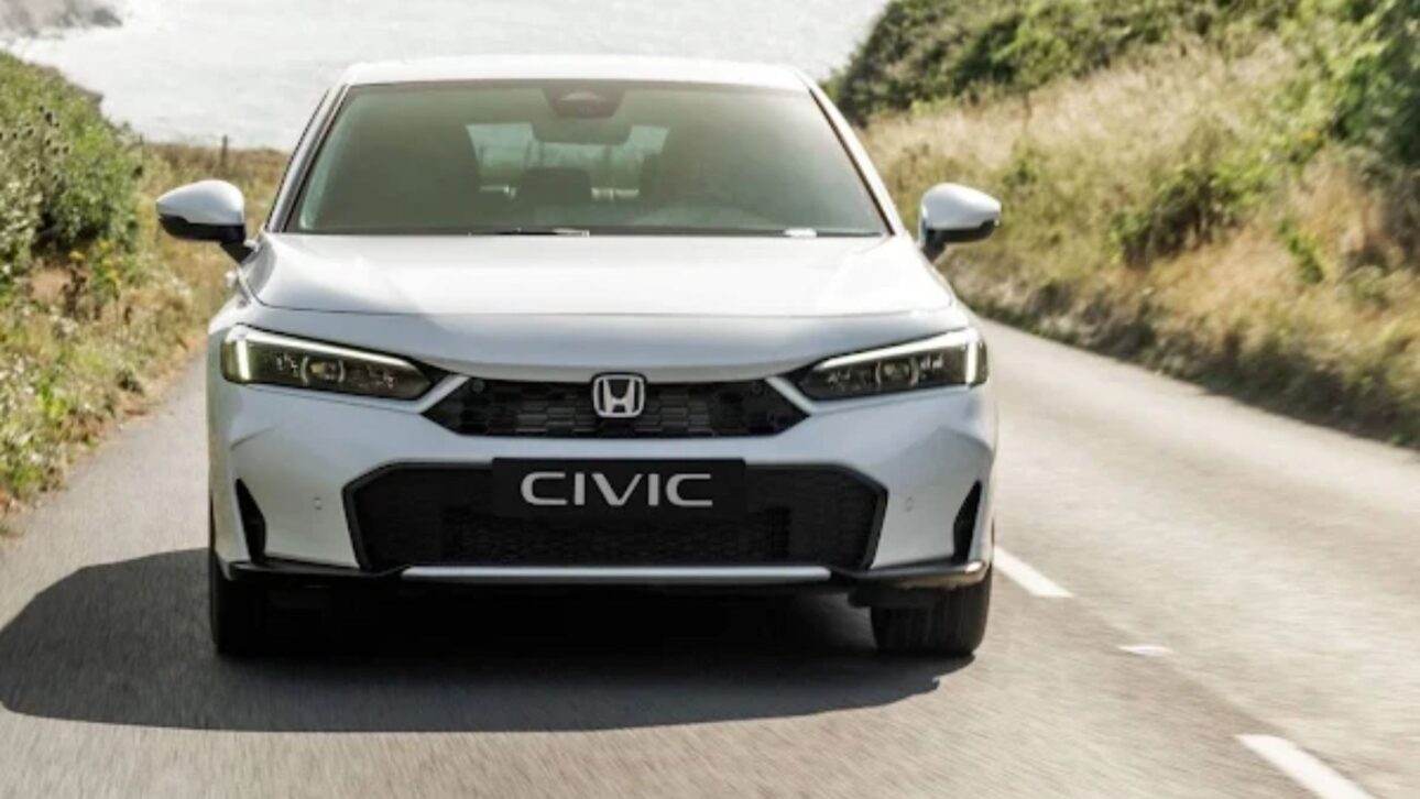 El Honda Civic 2026 debuta en Europa con diseño renovado, interior mejorado, faros 100% LED y precio equivalente a R$ 253 mil.
