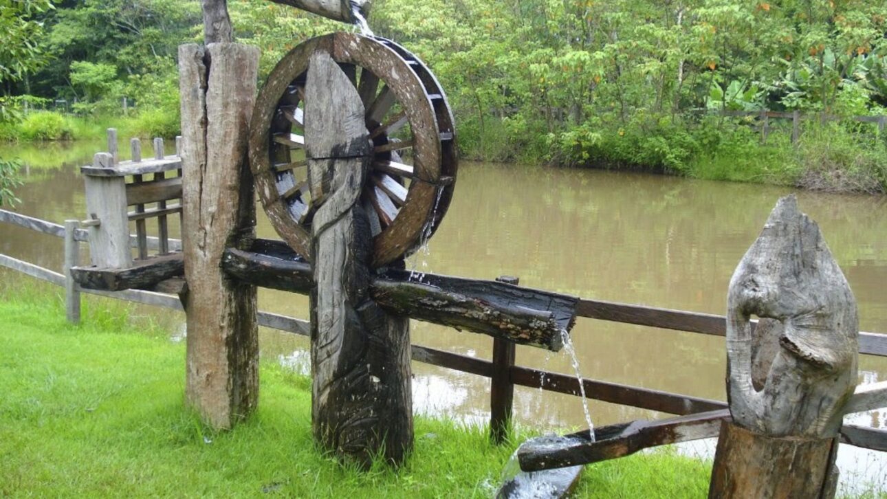 Molino, monjolo y bomba hidráulica forman parte del acervo vivo del museo rural, representando técnicas antiguas del campo. (Imagen: Museo Rural Mamédio Francisco Militão)