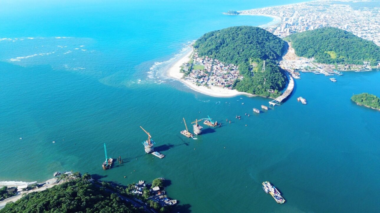 Obras de la Puente de Guaratuba en construcción sobre la bahía, conectando Guaratuba y Matinhos en la costa paranaense. (Imagen: Gobierno del Estado de Paraná / AEN)
