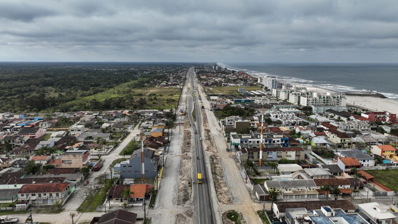 Duplicación de la carretera PR-412 entre Matinhos y Pontal do Paraná, parte del paquete de inversiones en infraestructura. (Imagen: Felipe Henschel / AEN)