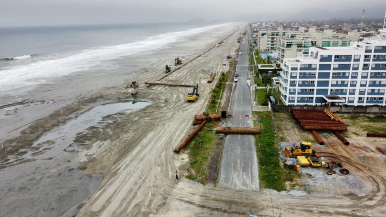 Playa de Matinhos con franja de arena ampliada tras relleno hidráulico, reforzando la orla para turismo y ocio. (Imagen: Roberto Dziura Jr / AEN)