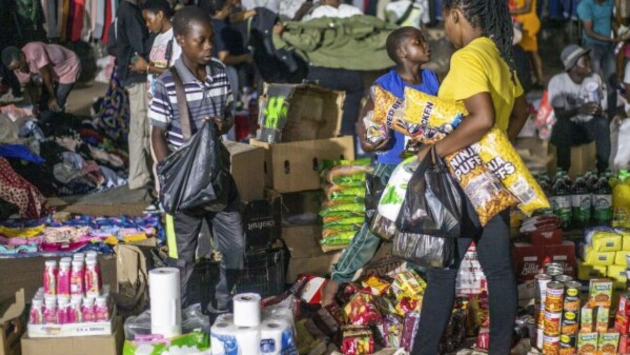 Centro comercial en Harare, Zimbabwe, con mercado popular y comercio cotidiano aún bajo presión económica y desigualdad. (Imagen: Getty Images)