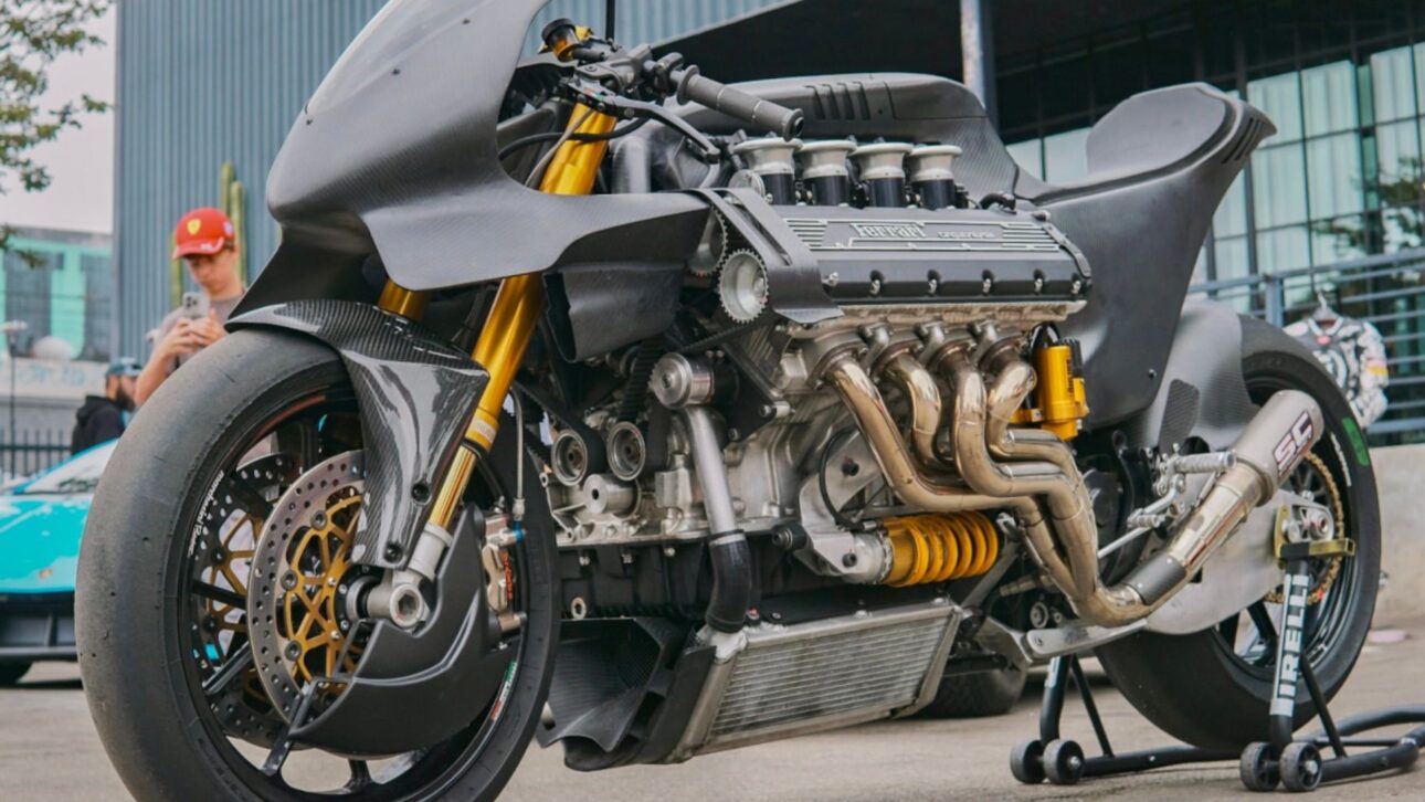 Moto artesanal HF355 usa motor Ferrari V8 de 375 cv, pesa 250 kg e supera a relação peso-potência de um F1, unindo engenharia extrema e design único.
