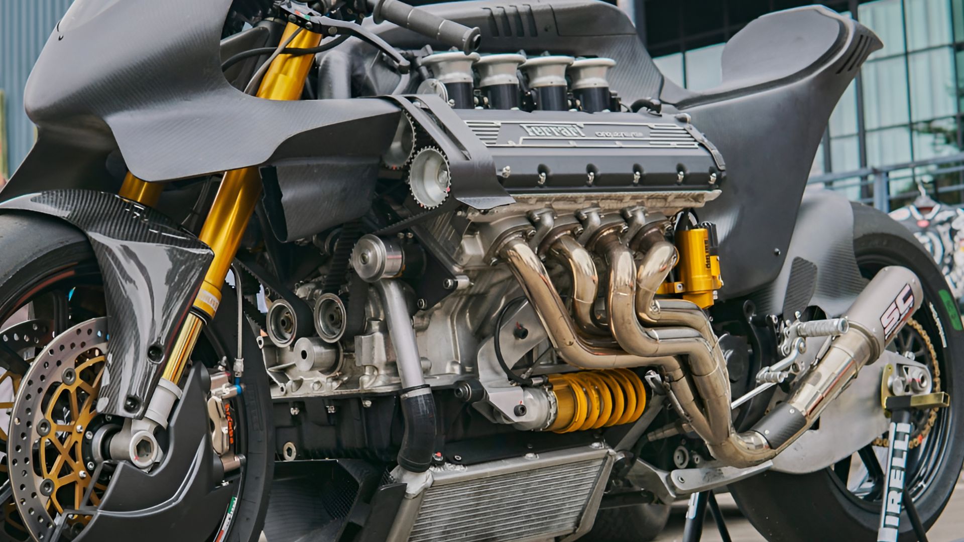 Moto artesanal HF355 usa motor Ferrari V8 de 375 cv, pesa 250 kg e supera a relação peso-potência de um F1, unindo engenharia extrema e design único.