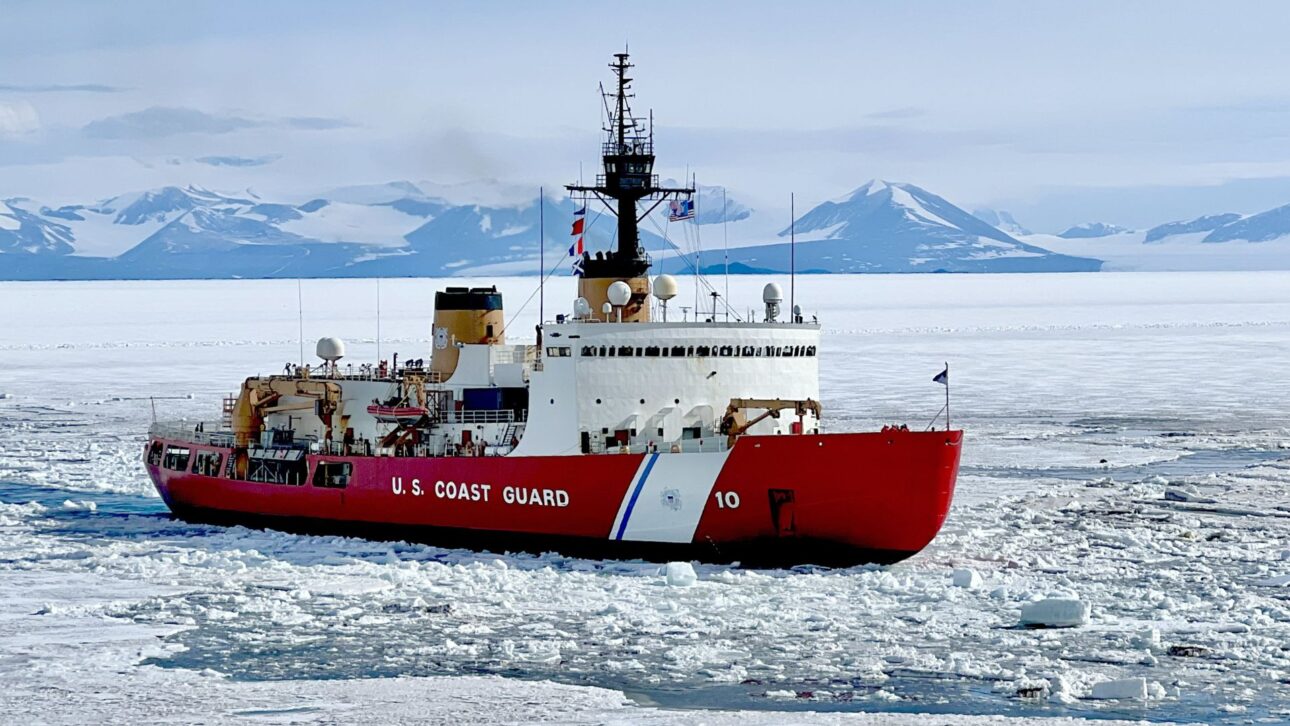 Rompehielos de la Guardia Costera de EE. UU. abriendo el canal de hielo en McMurdo Sound. (Imagen: barco USCG cortando el hielo en la entrada del puerto de la base McMurdo)