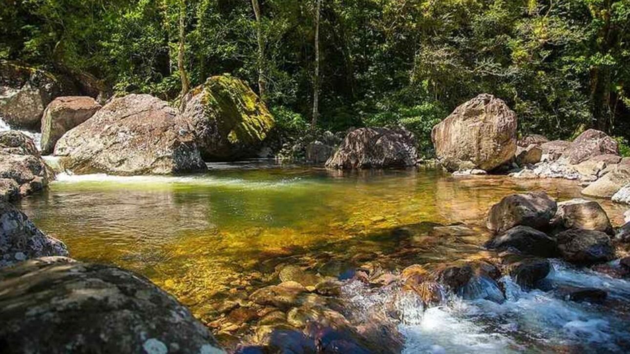 Trilha de 2 km no Cânion Malacara revela piscinas naturais cristalinas, paisagens imponentes e experiência rústica em Praia Grande, Santa Catarina.