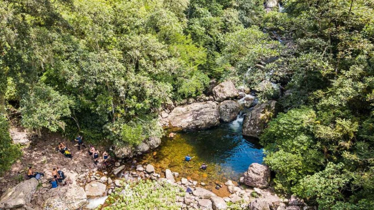 Trilha de 2 km no Cânion Malacara revela piscinas naturais cristalinas, paisagens imponentes e experiência rústica em Praia Grande, Santa Catarina.