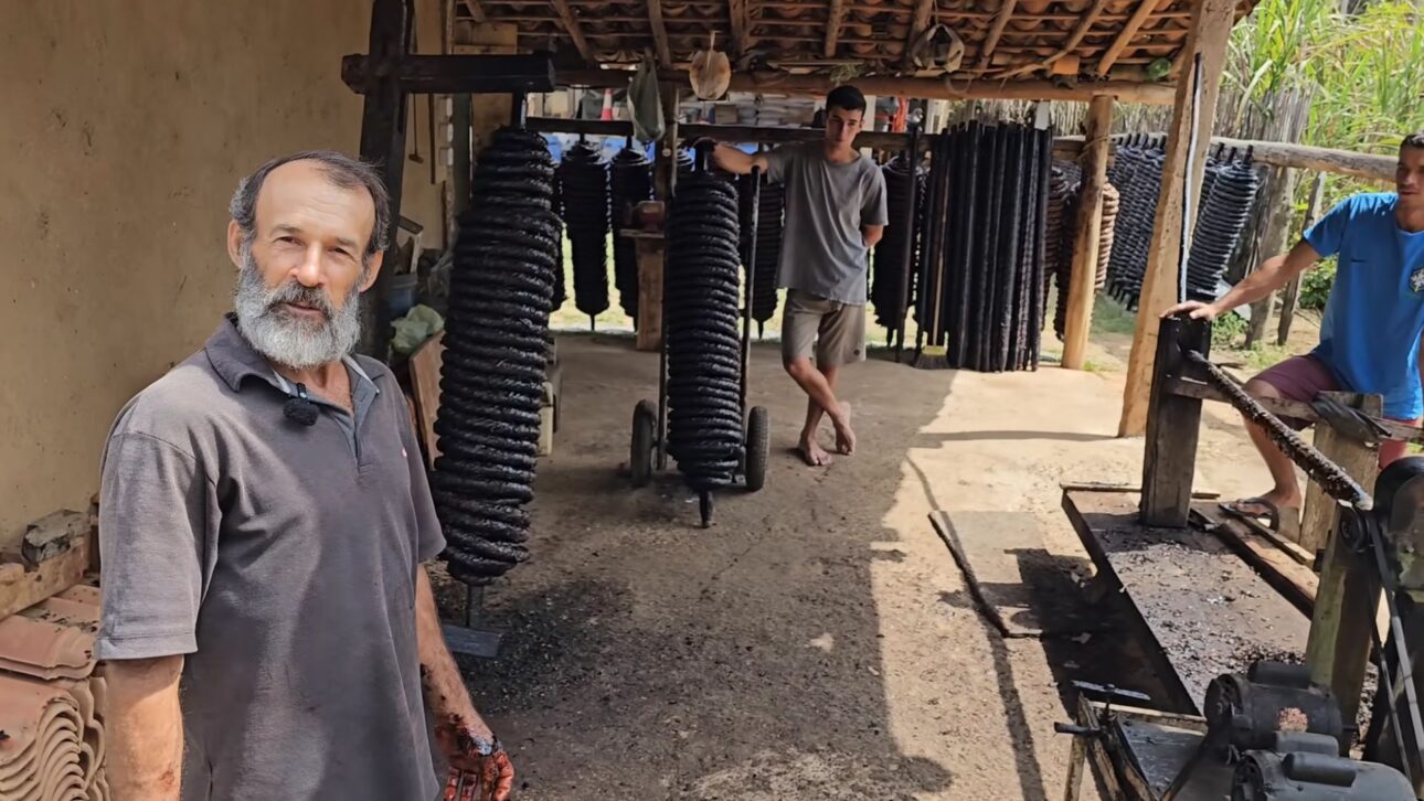Productor de Rio Pomba recuerda su infancia en la cosecha y muestra el proceso artesanal del tabaco en video de Paulo Medeiros en YouTube.