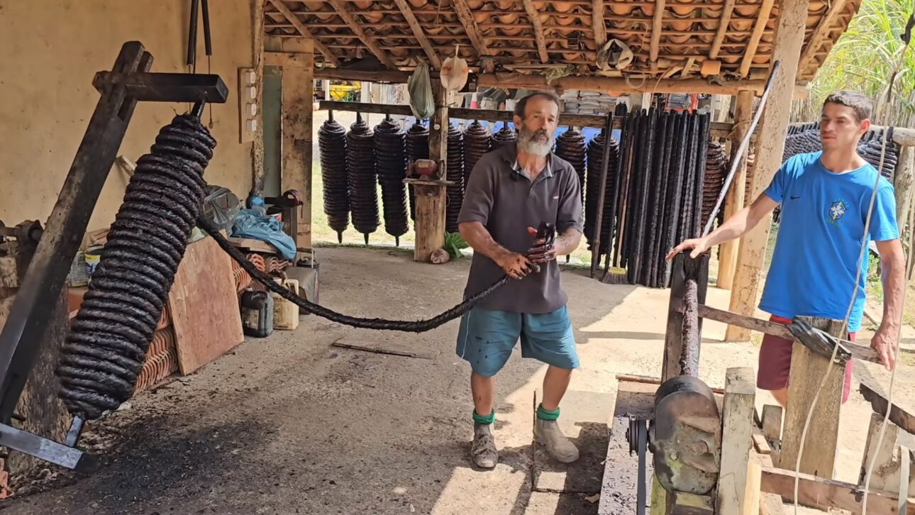 Productor de Rio Pomba recuerda su infancia en la cosecha y muestra el proceso artesanal del tabaco en video de Paulo Medeiros en YouTube.