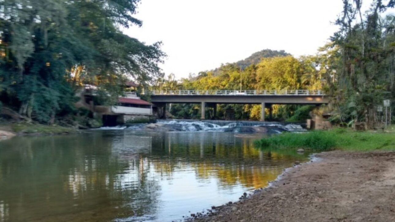 Playita de Schroeder reúne historia, agua dulce y área revitalizada con arena blanca en el centro de la ciudad, atrayendo visitantes en los días calurosos de verano.